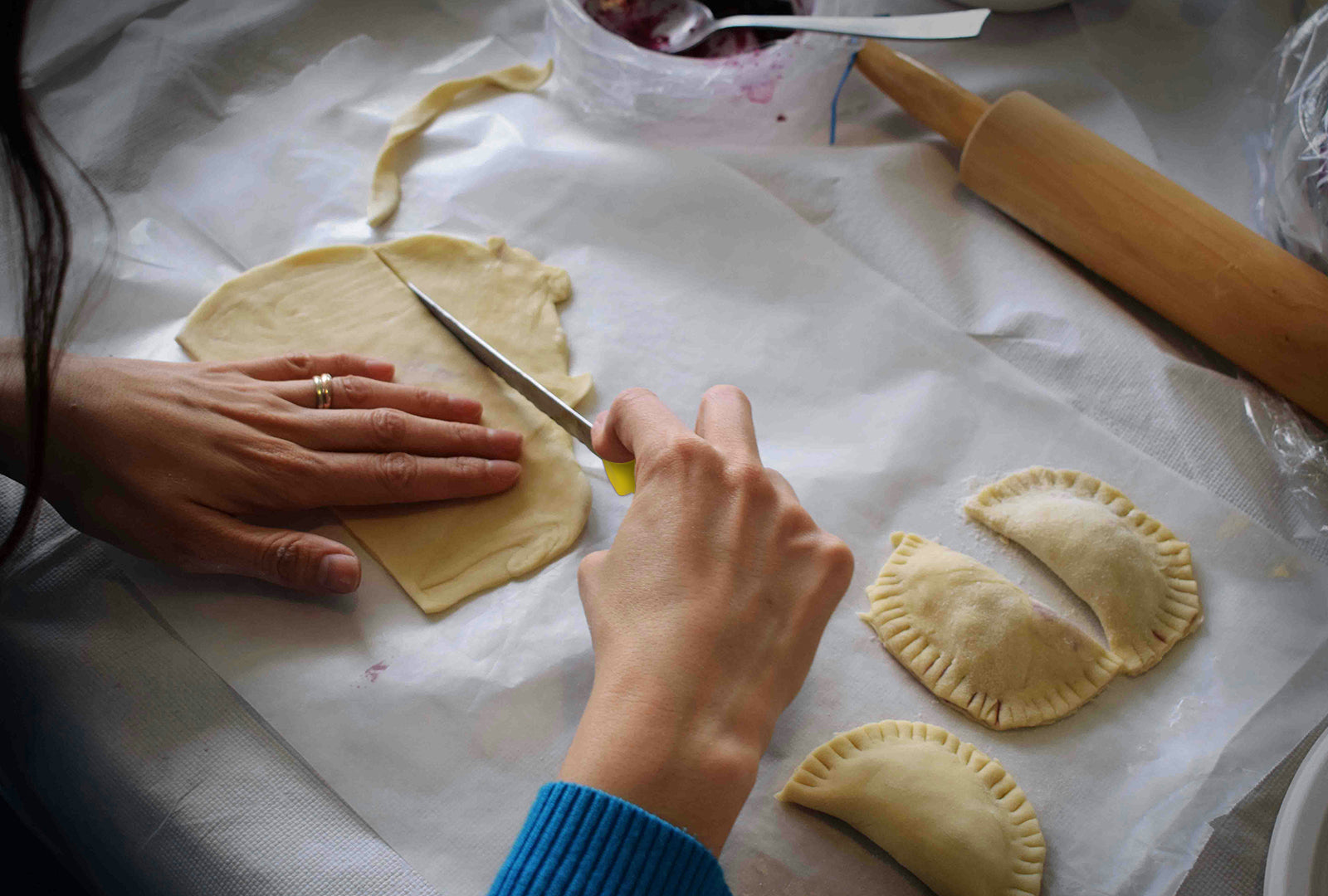 JUEGO DE 6 CUCHILLOS MEDIA HOJA COLOR CON BASE DE MADERA SKU : 050-006-939